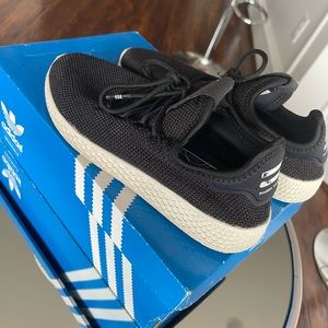 Women Adidas’s size 5 or kids size 3.5